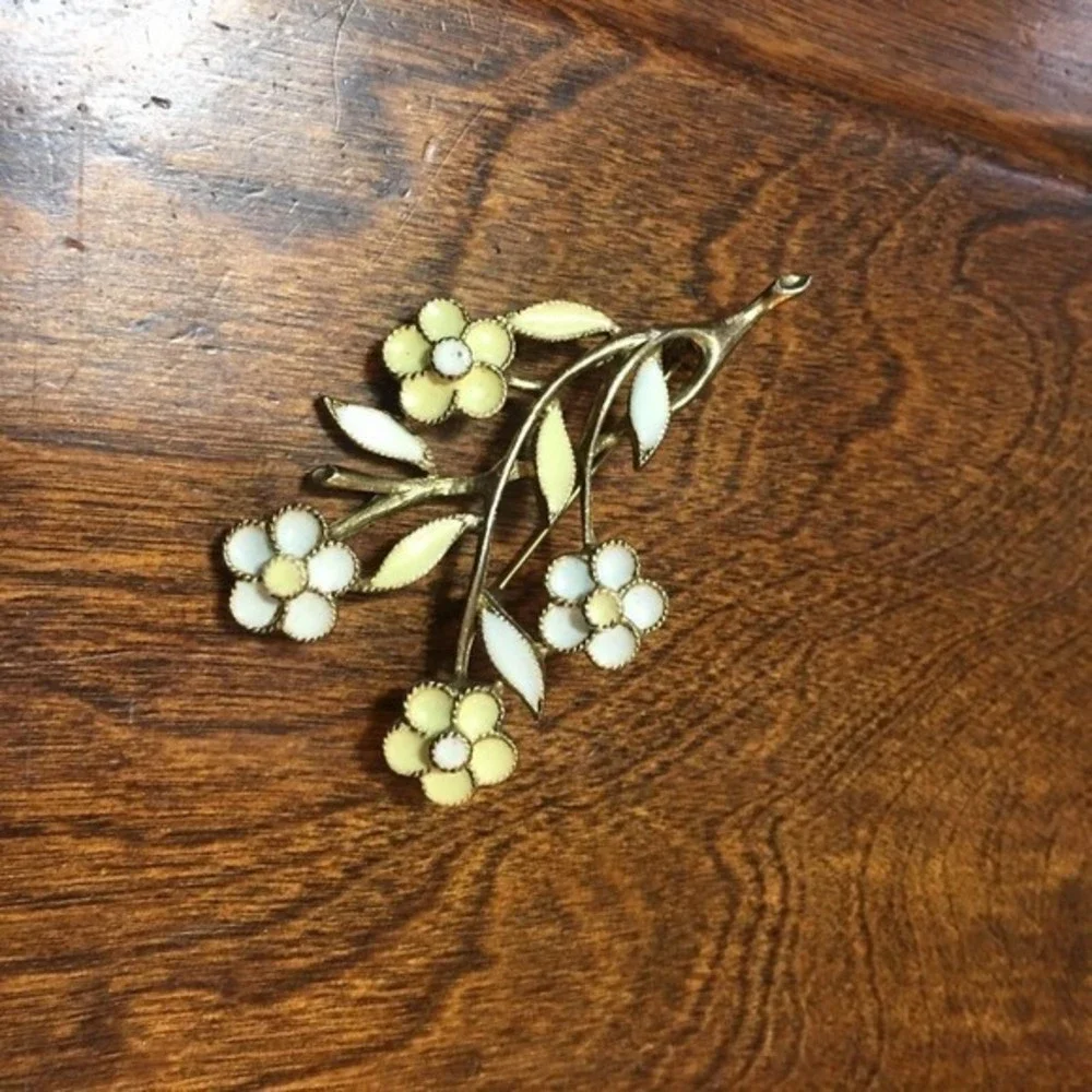 Vintage Gold Tone‎ Yellow White Flower Pin Scarf Brooch 2.5
